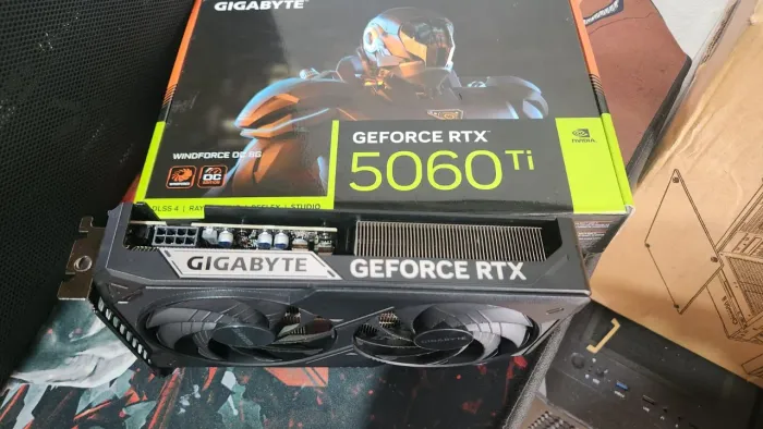 Placa de Vídeo Gigabyte RTX 5060 Ti Windforce, 8GB, GDDR7, DLSS, Ray Tracing