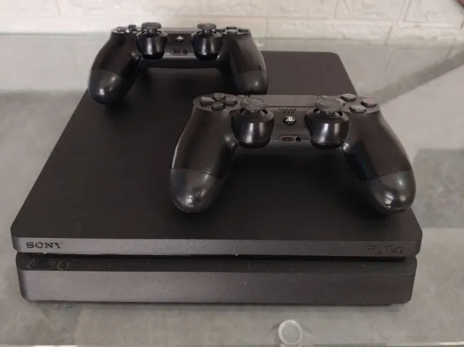 Playstation 4 Slim Usado com 2 Controles.