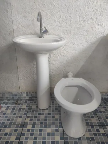 Conjunto Banheiro: Pia com Coluna + Vaso Sanitário - Em Cerâmica Branca