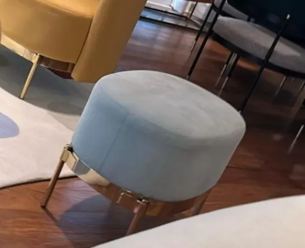 Puff em veludo azul  com pés em metal dourado