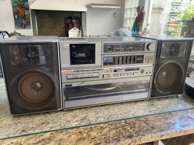 Bombox JVC DC33 com toca discos/Radio e tape deck