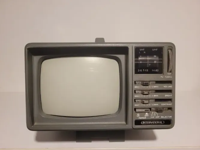 Mini TV Portatil International com Modificacao AV - Pronta para Uso ou Retro Gaming