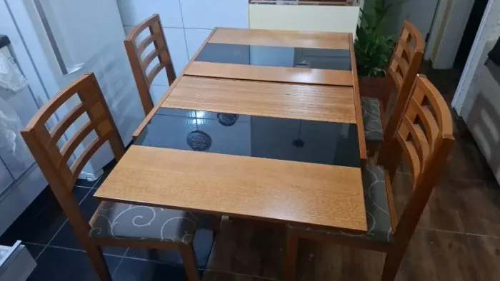 Linda Mesa de Jantar Extensível com 4 Cadeiras