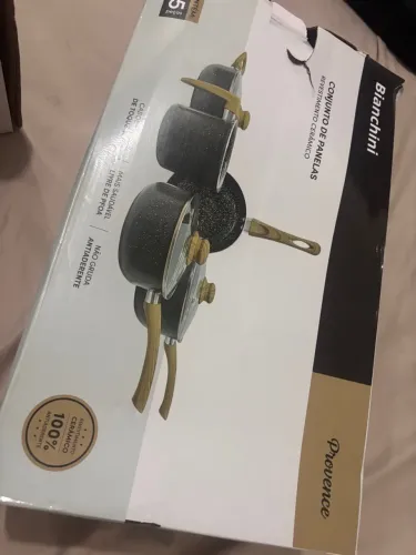 Panelas novas na caixa