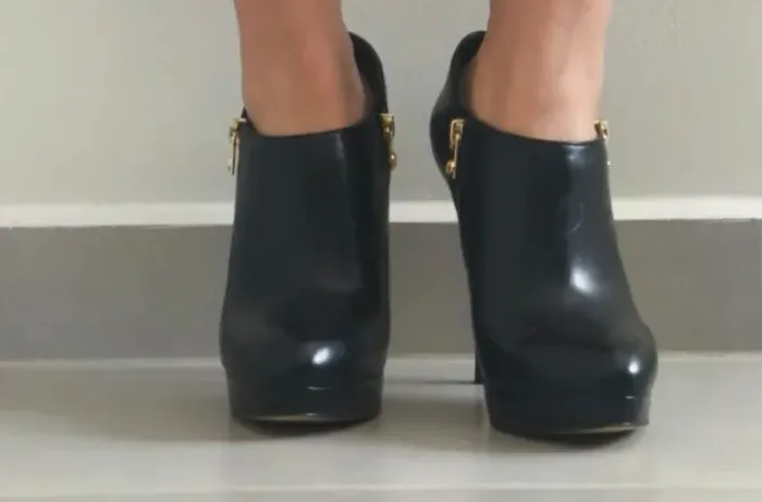 Sapato cano curto Michael Kors - Preto - Couro- Salto- Veste N.35 ou 36