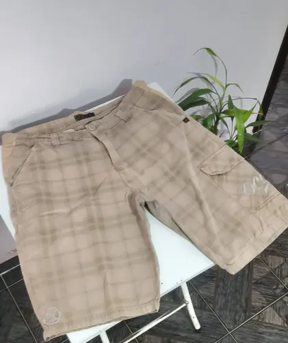 Bermuda Cargo OP Xadrez Bege Caqui Surfwear Casual Masculina