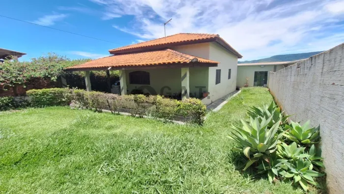 Casa à venda em Aracoiaba da Serra-SP, Jardim Rio Verde: 2 quartos, 1 suíte, 2 salas, 1 ba