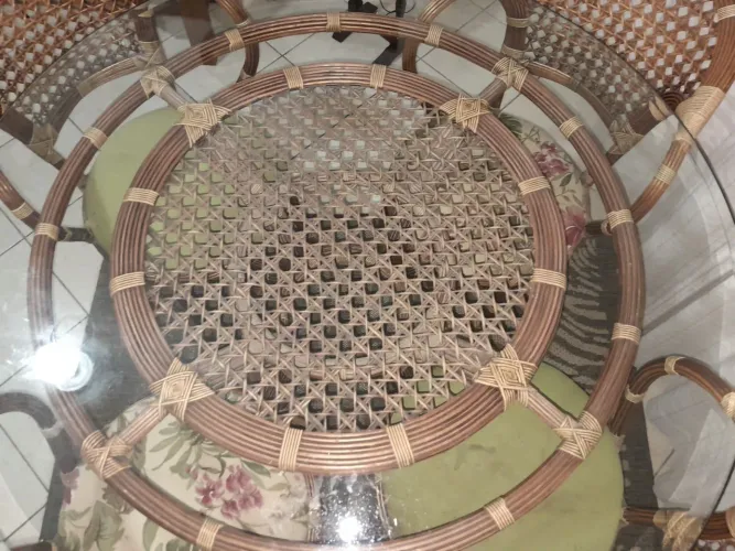 Conjunto de Sala de Jantar em Rattan Natural - Mesa Redonda com Vidro Bisotado