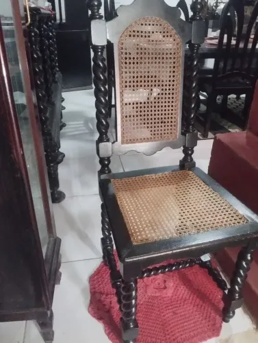 Vendo uma linda cadeira antiga