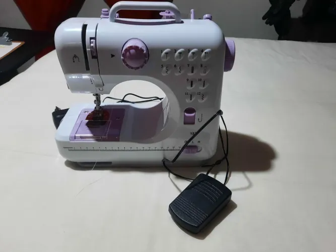 Mini Máquina de Costura com mesa extensora