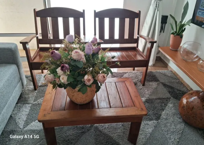 Conjunto cadeiras e mesa de madeira rustica