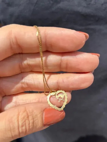 Colar em ouro amarelo 18k com pingente coração e menina
