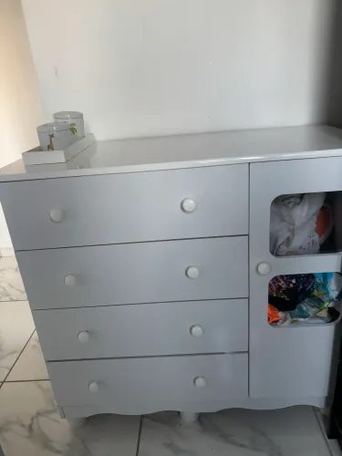 Cama, colchão e cômoda