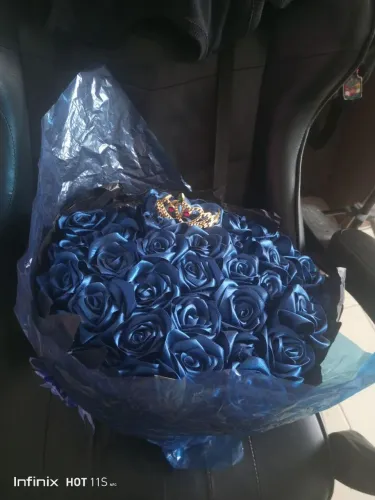 Buquê de rosas de cetim azul royal.