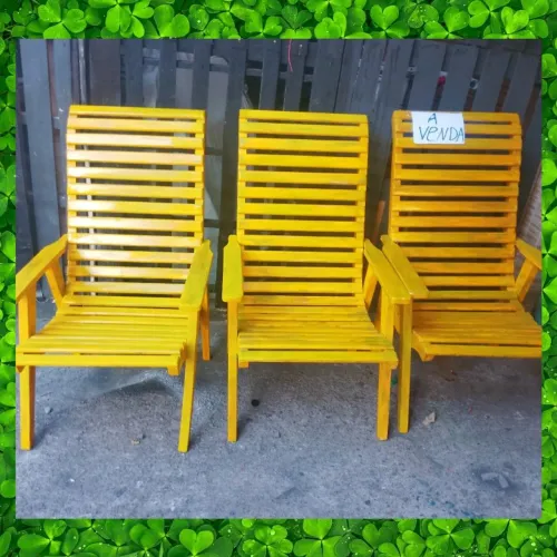 As três cadeiras de madeira 