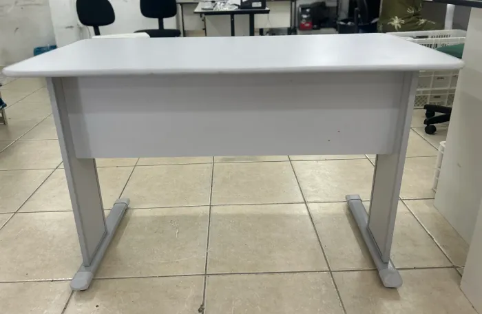 Mesa de escritório semi nova