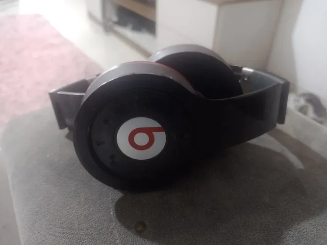 Fone bluetooth com da marca de dre produto em estado de novo.Som potente atende ligações.