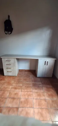 Escrivaninha com armário e gavetas