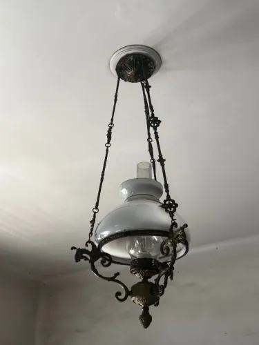 Lustre estilo lampião com ferro e cúpula de vidro opalinado