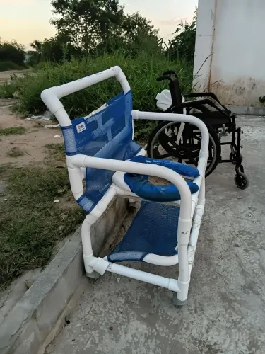Cadeira de rodas e higiênica seminovaa e cadeira