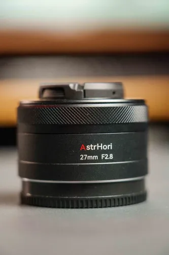 Lente Astrhori 27mm F/2.8 para Sony e-mount APS-C