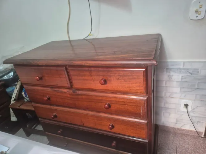 Cômoda com gavetas de madeira maciça  