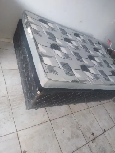 Cama box casal com colchão.