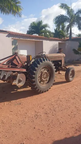 trator com o arado.