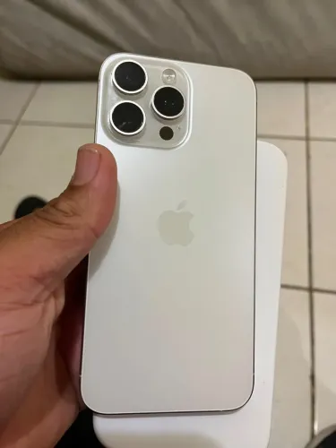 iPhone 15 pro max 256 gigas branco.
