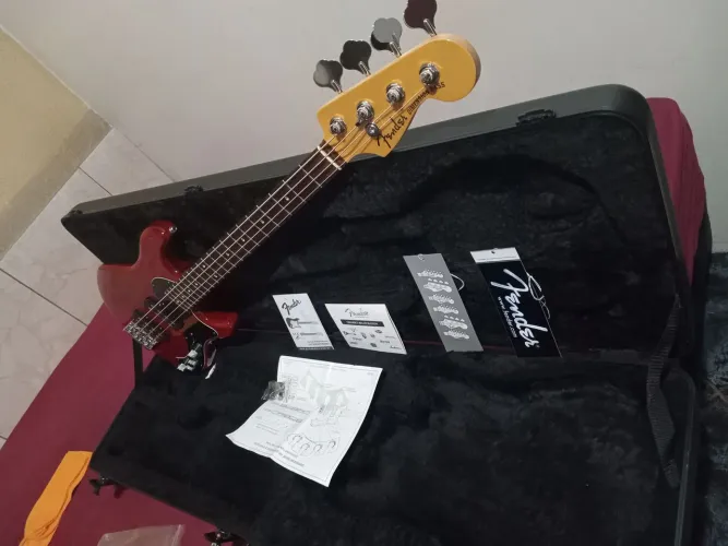 Vendo esse baixo fender dimension americano com case original