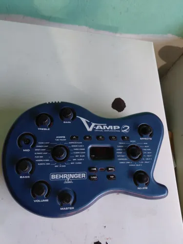 Pedaleira Behringer V-AMP 2