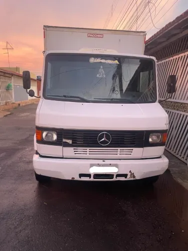 Caminhão Mercedes-Benz 710 2011