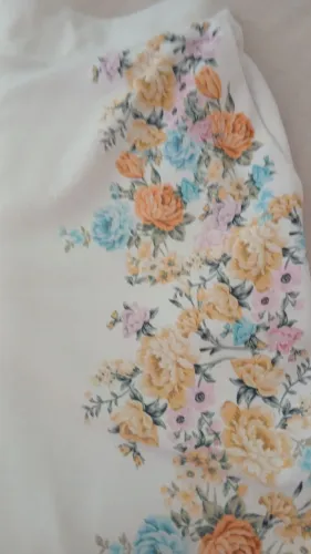 Calça branca com detalhes flores lanca perfume tam M.