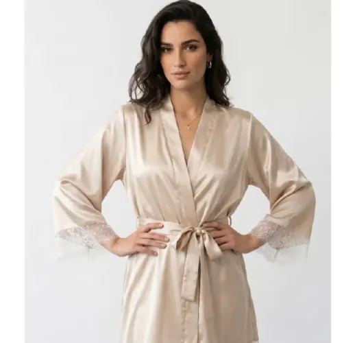 Vendo robe cetim com renda para noivas/mãe da noiva cor champgne, nunca usado 