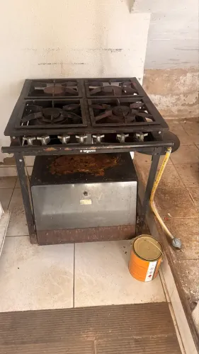 Vendo fogão industrial 4 bocas com forno