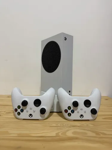 Xbox Series S - 512GB / 2 Controles com Bateria / Base de Carregamento / Garantia