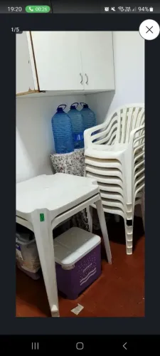 Vendo 2 mesas e 8 cadeiras de plástico