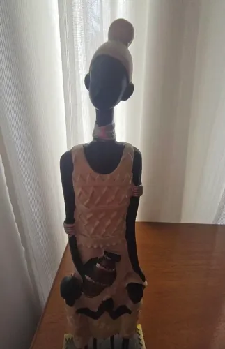 Estatueta Mulher Africana com Vaso e 2 Crianças