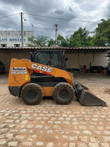 MINI CARREGADEIRA CASE SR200B - 2024 | 1.100 HORAS | PRONTA PARA TRABALHO