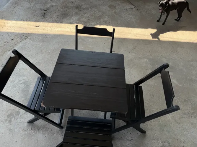 2 jogos de mesa com 4 cadeiras *