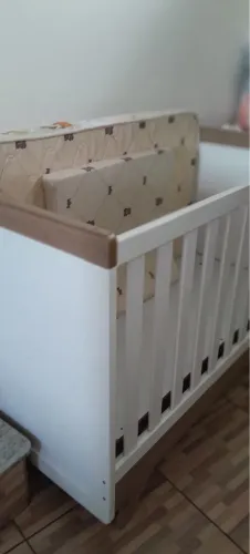 Berço Infantil Americano Branco com Madeira - Ótimo Estado