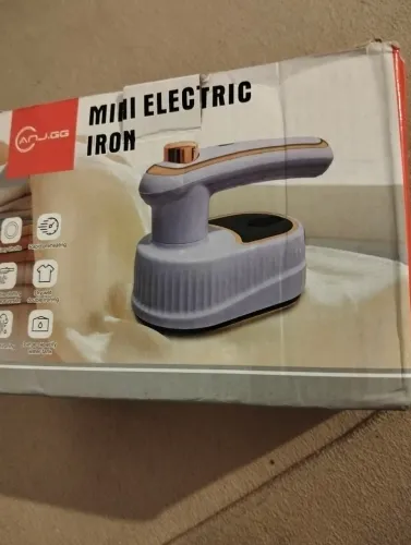 Mini ferro de passar novinho para viagemm.