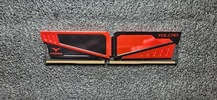 Memoria Team Group T-Force Vulcan Pichau 8GB (1x8) DDR4 VERMELHA
