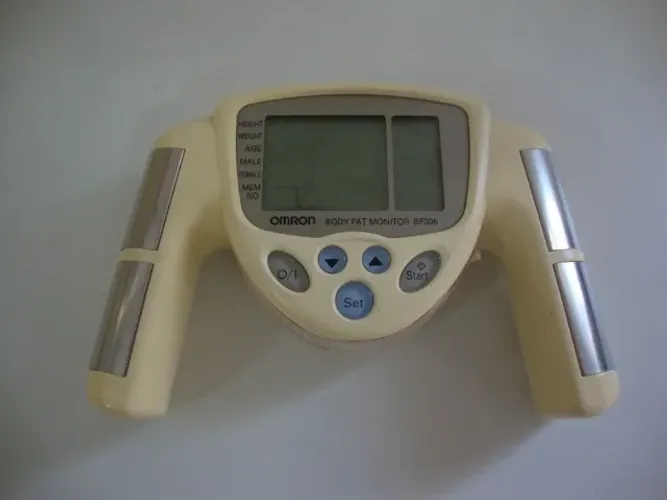 Monitor de Controle de Gordura Corporal OMRON BF-306.
