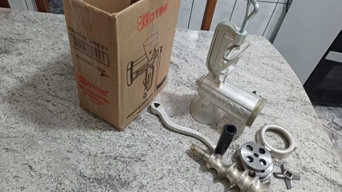 Moedor de carne ,Botina,com todos assessórios, semi novo