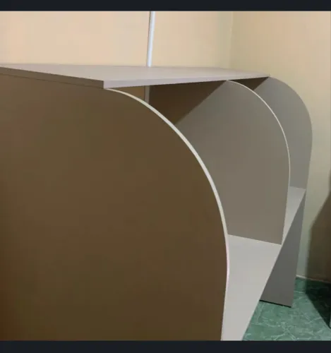 Vendo mesa nova com divisória, linda  para organizar suas coisas e computadores. 