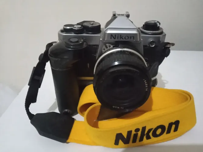 Nikon FE2 com motor drive MD12