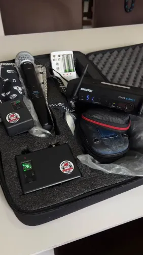 Microfone Shure sem fio.