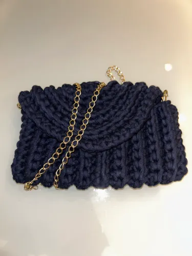 Bolsa preta com detalhes e alça dourados 