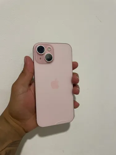 iPhone 15 256GB com marca de usos mais funcionando perfeitamente não interfere em nada